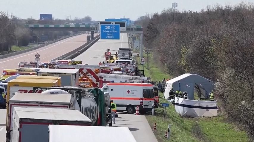 Flixbus u Lipska vyjel z dálnice, cestující i posádka vyletěli ze sedadel. Nejméně pět mrtvých